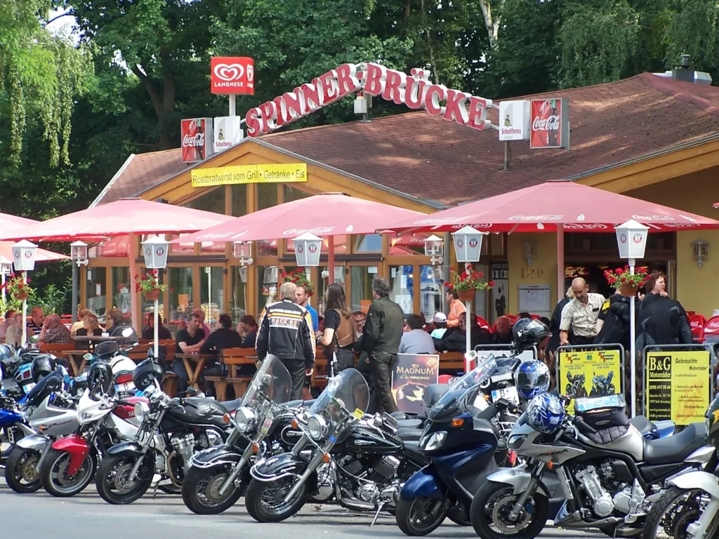 MOTORRADTREFF: Die "Spinnerbrücke" in Berlin ist der ideale Einsatzort für das Zielgruppenmarketing der Kanzlei Hoenig